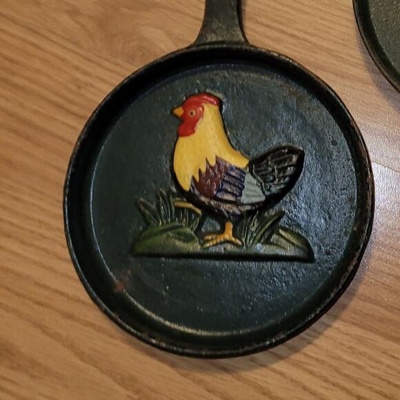 Vtg Rooster Cast Iron Skillets Miniature Pan Decorative Wall Hangings Farmhouse - Picture 6 of 6